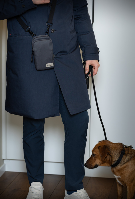 TROIKA Smartphone Umhängetasche BLUE CYCLE SMARTBAG